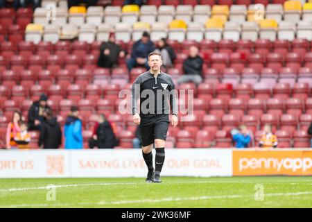 The University of Bradford Stadium, Bradford, England - 17. Februar 2024 Schiedsrichter Marc Edwards - vor dem Spiel Bradford City gegen Sutton United, Sky Bet League Two, 2023/24, University of Bradford Stadium, Bradford, England - 17. Februar 2024 Credit: Mathew Marsden/WhiteRosePhotos/Alamy Live News Stockfoto