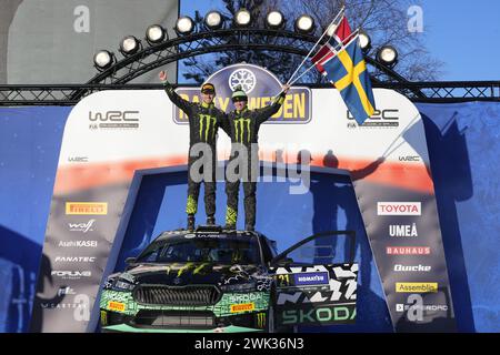 Umeå, SCHWEDEN 20240218WRC2-Klassensieger Oliver Solberg, Schweden, mit Kartenleser Elliott Edmondson, Storibritannien, Skoda Fabia RS, RC2 Rally2 auf dem p Stockfoto