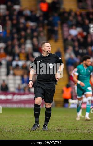 The University of Bradford Stadium, Bradford, England - 17. Februar 2024 Schiedsrichter Marc Edwards - während des Spiels Bradford City gegen Sutton United, Sky Bet League Two, 2023/24, University of Bradford Stadium, Bradford, England - 17. Februar 2024 Credit: Mathew Marsden/WhiteRosePhotos/Alamy Live News Stockfoto