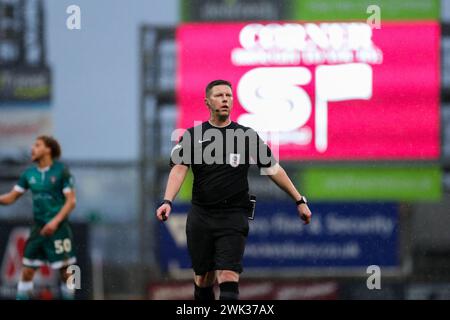 The University of Bradford Stadium, Bradford, England - 17. Februar 2024 Schiedsrichter Marc Edwards - während des Spiels Bradford City gegen Sutton United, Sky Bet League Two, 2023/24, University of Bradford Stadium, Bradford, England - 17. Februar 2024 Credit: Mathew Marsden/WhiteRosePhotos/Alamy Live News Stockfoto