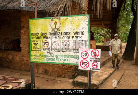 Ein Schild mit den Regeln und Vorschriften während der Fahrt am Eingang von Mtemere zum Nyerere Nationalpark (Selous Game Reserve) in Tansania. Stockfoto