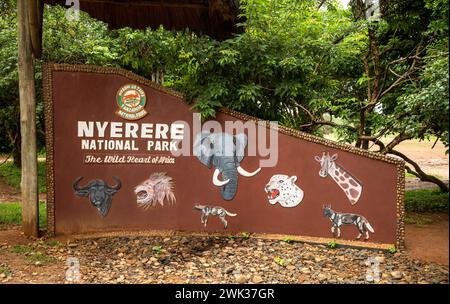 Bilder afrikanischer Tiere auf dem Schild am Eingang von Mtemere zum Nyerere Nationalpark (Selous Game Reserve) in Tansania. Stockfoto