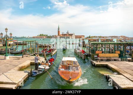 Gondeln und Insel San Giorgio Maggiore in Venedig, Italien Stockfoto