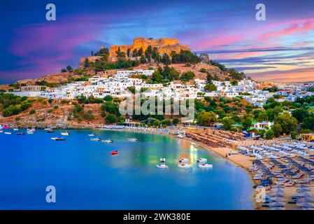 Lindos Stadt auf Rhodos, Griechenland. Kleines weißgetünchtes Dorf und Akropolis auf Rhodos Island, Griechenland an der Ägäis Stockfoto