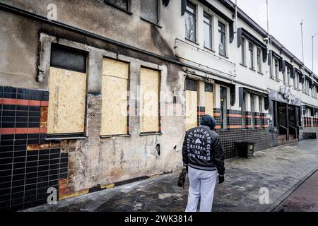 DER HAAG - Holztrennwände werden über den kaputten Fenstern im Opernsaalzentrum am Fruitweg angebracht, einen Tag nachdem die Polizei in eine Konfrontation zweier Gruppen von Eritreern eingreifen musste, nachdem nach einem Treffen im Saalzentrum Unruhen ausbrachen. ANP ROBIN UTRECHT niederlande raus - belgien raus Stockfoto