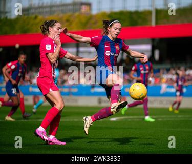 Sant Joan Despi, Spanien, 18. Februar 2024. Spanien Liga F: FC Barcelona gegen Atletico de Madrid. (14) Aitana Bonmati steht im Wettbewerb mit Ainhoa Moraza (3). Quelle: Joan G/Alamy Live News Stockfoto