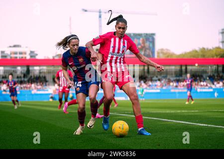 Sant Joan Despi, Spanien, 18. Februar 2024. Spanien Liga F: FC Barcelona gegen Atletico de Madrid. (14) Aitana Bonmati streitet mit Gaby Garcia (17). Quelle: Joan G/Alamy Live News Stockfoto