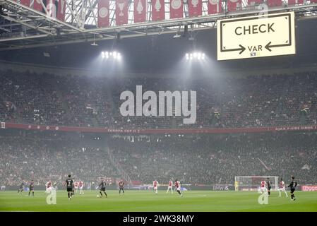 Amsterdam, Niederlande. Februar 2024. AMSTERDAM, 18.02.2024, JohanCruyff Stadium, Dutch Eredivisie Football Saison 2023/2024. Übereinstimmung zwischen Ajax und NEC. VAR Check Credit: Pro Shots/Alamy Live News Stockfoto