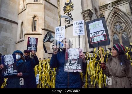 London, Großbritannien. Dezember 2021. Demonstranten versammelten sich vor den königlichen Gerichten zur Unterstützung von Julian Assange, als die US-Regierung ihre Berufung gegen die Entscheidung gewinnt, den WikiLeaks-Gründer nicht auszuliefern. Quelle: Vuk Valcic/Alamy Stockfoto