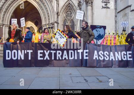 London, Großbritannien. Dezember 2021. Demonstranten versammelten sich vor den königlichen Gerichten zur Unterstützung von Julian Assange, als die US-Regierung ihre Berufung gegen die Entscheidung gewinnt, den WikiLeaks-Gründer nicht auszuliefern. Quelle: Vuk Valcic/Alamy Stockfoto