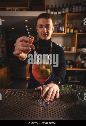 Barmen macht Cocktails oder Mocktail, Pub-Konzept Stockfoto