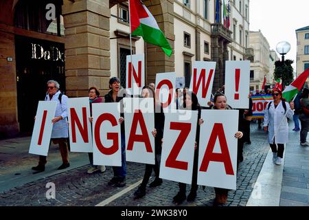 Padua, Italien. Februar 118, 2024. Einige hundert Menschen nehmen an einem Sit-in-und einem marsch Teil, um die Initiative der propalästinensischen Freiwilligen Ärzte mit dem Namen "sanitari per Gaza Veneto" zu unterstützen. Der Verein ist bereit, verwundete Menschen aus Gaza in den Gesundheitseinrichtungen in Veneto aufzunehmen und die notwendige medizinische Versorgung zu gewährleisten, um einen Pool von Fachleuten zu schaffen, die bereit sind, in ausländische Einsatzgebiete zu ziehen. Während der Sitzung unterzeichnen die Teilnehmer auch eine Petition, in der die italienische Regierung aufgefordert wird, den Staat Palästina offiziell neu zu belohnen. Credits: Ferdinando Piezzi/Alamy Live News Stockfoto