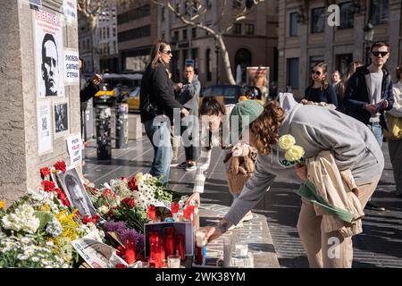 Barcelona, Barcelona, Spanien. Februar 2024. Die russische Gemeinschaft in Barcelona bereitet einen Altar auf den Ramblas in Barcelona vor, um Wladimir Putins größten Gegner Alexej Nawalny zu ehren, der am vergangenen Freitag im Gefängnis starb. Nachrichten wie „Putin tötete Alexej Nawalny“ konnten auf dem Altar gelesen werden. (Kreditbild: © Marc Asensio Clupes/ZUMA Press Wire) NUR REDAKTIONELLE VERWENDUNG! Nicht für kommerzielle ZWECKE! Stockfoto