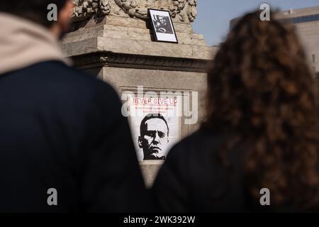 Barcelona, Barcelona, Spanien. Februar 2024. Die russische Gemeinschaft in Barcelona bereitet einen Altar auf den Ramblas in Barcelona vor, um Wladimir Putins größten Gegner Alexej Nawalny zu ehren, der am vergangenen Freitag im Gefängnis starb. Nachrichten wie „Putin tötete Alexej Nawalny“ konnten auf dem Altar gelesen werden. (Kreditbild: © Marc Asensio Clupes/ZUMA Press Wire) NUR REDAKTIONELLE VERWENDUNG! Nicht für kommerzielle ZWECKE! Stockfoto