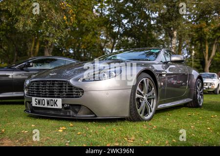 2010 Aston Martin V12 Vantage, ausgestellt im Bicester Heritage Scramble am 8. Oktober 2023. Stockfoto