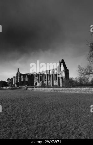 Rainbow über den Ruinen der Bolton Abbey Priory aus dem 12. Jahrhundert, River Wharfe, Wharfedale, North Yorkshire, England, UK Stockfoto