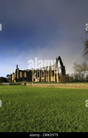 Rainbow über den Ruinen der Bolton Abbey Priory aus dem 12. Jahrhundert, River Wharfe, Wharfedale, North Yorkshire, England, UK Stockfoto