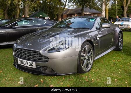 2010 Aston Martin V12 Vantage, ausgestellt im Bicester Heritage Scramble am 8. Oktober 2023. Stockfoto