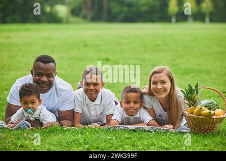 Tilst, Dänemark, 12. August 2023: Interracial family on a Picnic Stockfoto