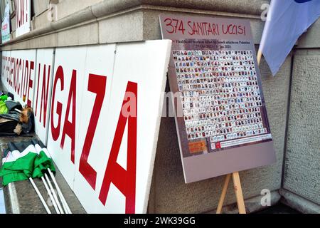 Padua, Italien. Februar 118, 2024. Einige hundert Menschen nehmen an einem Sit-in-und einem marsch Teil, um die Initiative der propalästinensischen Freiwilligen Ärzte mit dem Namen "sanitari per Gaza Veneto" zu unterstützen. Der Verein ist bereit, verwundete Menschen aus Gaza in den Gesundheitseinrichtungen in Veneto aufzunehmen und die notwendige medizinische Versorgung zu gewährleisten, um einen Pool von Fachleuten zu schaffen, die bereit sind, in ausländische Einsatzgebiete zu ziehen. Während der Sitzung unterzeichnen die Teilnehmer auch eine Petition, in der die italienische Regierung aufgefordert wird, den Staat Palästina offiziell neu zu belohnen. Credits: Ferdinando Piezzi/Alamy Live News Stockfoto