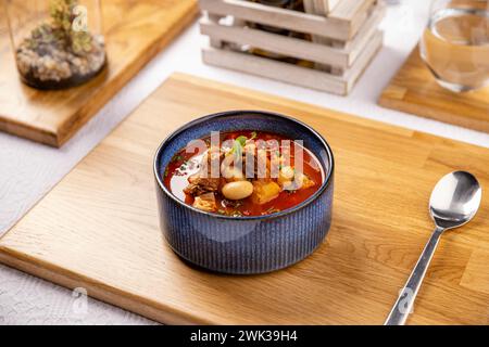 Bohnensuppe mit geräuchertem Schweineschinken auf dem Restauranttisch Stockfoto