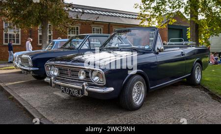 1970 Ford Cortina 1600 Cabriolet im Bicester Heritage Scramble am 8. Oktober 2023. Stockfoto