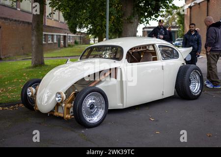 1967 Customized VW Beetle, ausgestellt auf dem Bicester Heritage Scramble am 8. Oktober 2023. Stockfoto