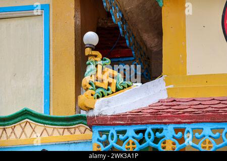 Sa Đéc, Vietnam. 18. Februar 2024: Svastika-Symbolkreuz im Cao Đài-Tempel, wo die Zeremonien und Gebete der Gläubigen des Caodaismus praktiziert werden. Diese vietnamesische monotheistische synkretische Religion, die weltweit 5 Millionen Gläubige beansprucht, feierte die große Zeremonie des Höchsten Wesens im Jahr des Drachen 2024, wie jedes Jahr am 8./9. Tag des ersten Mondmonats. Dies ist eines der wichtigsten Rituale der Cao Dai Kirche. Basierend auf okkulten Praktiken des Taoismus wird dieser Gottesdienst 2026 seinen offiziellen 100. Jahrestag feiern. Quelle: Kevin Izorce/Alamy Live News Stockfoto