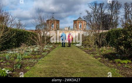 Preston Hall Walled Garden, Midlothian, Schottland, Großbritannien 18. Februar 2024. Scotland's Garden Scheme Snowdrop Weekend: Der ummauerte Garten aus dem 18. Jahrhundert ist für die Öffentlichkeit zugänglich. Die Eintrittsgelder gehen an wohltätige Zwecke. Es wurde in den letzten Dutzend Jahren nach dem Verfall in den 1970er Jahren restauriert Quelle: Sally Anderson/Alamy Live News Stockfoto