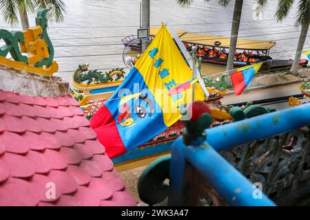 Sa Đéc, Vietnam. 18. Februar 2024: Cao Đài Thánh-Thất (Tempel, Kirche, Heiliges Haus), wo die Zeremonien und Gebete der Gläubigen des Caodaismus praktiziert werden. Diese vietnamesische monotheistische synkretische Religion, die weltweit 5 Millionen Gläubige beansprucht, feierte die große Zeremonie des Höchsten Wesens im Jahr des Drachen 2024, wie jedes Jahr am 8./9. Tag des ersten Mondmonats. Dies ist eines der wichtigsten Rituale der Cao Dai Kirche. Basierend auf okkulten Praktiken des Taoismus wird dieser Gottesdienst 2026 seinen offiziellen 100. Jahrestag feiern. Quelle: Kevin Izorce/Alamy Live News Stockfoto