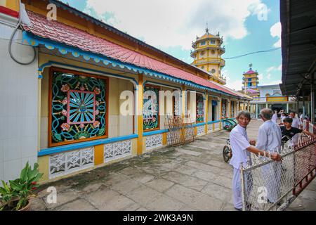 Sa Đéc, Vietnam. 18. Februar 2024: Cao Đài Thánh-Thất (Tempel, Kirche, Heiliges Haus), wo die Zeremonien und Gebete der Gläubigen des Caodaismus praktiziert werden. Diese vietnamesische monotheistische synkretische Religion, die weltweit 5 Millionen Gläubige beansprucht, feierte die große Zeremonie des Höchsten Wesens im Jahr des Drachen 2024, wie jedes Jahr am 8./9. Tag des ersten Mondmonats. Dies ist eines der wichtigsten Rituale der Cao Dai Kirche. Basierend auf okkulten Praktiken des Taoismus wird dieser Gottesdienst 2026 seinen offiziellen 100. Jahrestag feiern. Quelle: Kevin Izorce/Alamy Live News Stockfoto