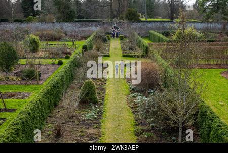 Preston Hall Walled Garden, Midlothian, Schottland, Großbritannien 18. Februar 2024. Scotland's Garden Scheme Snowdrop Weekend: Der ummauerte Garten aus dem 18. Jahrhundert ist für die Öffentlichkeit zugänglich. Die Eintrittsgelder gehen an wohltätige Zwecke. Es wurde in den letzten Dutzend Jahren restauriert. Die Leute laufen im formellen Garten. Quelle: Sally Anderson/Alamy Live News Stockfoto