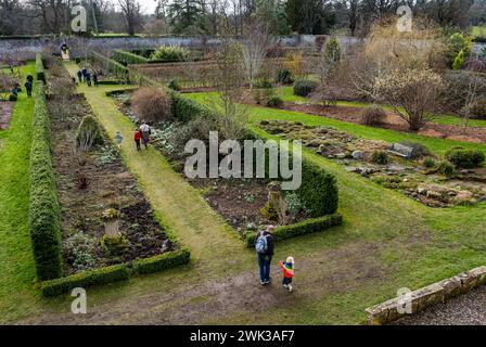 Preston Hall Walled Garden, Midlothian, Schottland, Großbritannien 18. Februar 2024. Scotland's Garden Scheme Snowdrop Weekend: Der ummauerte Garten aus dem 18. Jahrhundert ist für die Öffentlichkeit zugänglich. Die Eintrittsgelder gehen an wohltätige Zwecke. Es wurde in den letzten Dutzend Jahren restauriert. Die Leute laufen im formellen Garten. Quelle: Sally Anderson/Alamy Live News Stockfoto