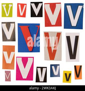 Buchstabe V aus Zeitungen, isoliert auf weißem Hintergrund. Stockfoto