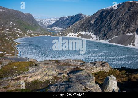 Das schneebedeckte Breiddalen Valley im Jotunheimen-Nationalpark in Norwegen entlang der Route nach Geiranger an einem Sommertag. Luftaufnahme eines gefrorenen l Stockfoto