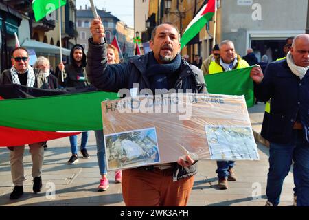 Padua, Italien. Februar 118, 2024. Einige hundert Menschen nehmen an einem Sit-in-und einem marsch Teil, um die Initiative der propalästinensischen Freiwilligen Ärzte mit dem Namen "sanitari per Gaza Veneto" zu unterstützen. Der Verein ist bereit, verwundete Menschen aus Gaza in den Gesundheitseinrichtungen in Veneto aufzunehmen und die notwendige medizinische Versorgung zu gewährleisten, um einen Pool von Fachleuten zu schaffen, die bereit sind, in ausländische Einsatzgebiete zu ziehen. Während der Sitzung unterzeichnen die Teilnehmer auch eine Petition, in der die italienische Regierung aufgefordert wird, den Staat Palästina offiziell neu zu belohnen. Credits: Ferdinando Piezzi/Alamy Live News Stockfoto