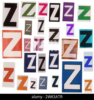 Buchstabe Z aus Zeitungen, isoliert auf weißem Hintergrund. Stockfoto