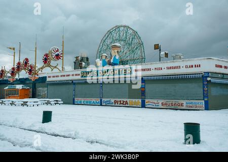Pauls Tochter an einem verschneiten Wintertag in Coney Island, Brooklyn, New York Stockfoto
