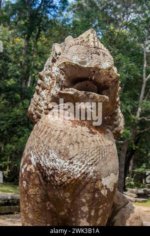 Alte steinerne Statue der Wächter Kreatur in Form eines Löwen in Angkor Thom Tempelanlage in Kambodscha Stockfoto