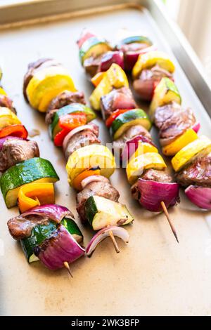 Grillspezialitäten - Rindfleisch und Gemüse, das auf dem Spieß brutzelt Stockfoto