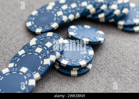 Dieses auffällige Bild von zwei Miniaturgeschäften, die Hand schütteln, könnte für die Börse, das Bankwesen, das Immobilienmanagement und das Vermögensmanagement verwendet werden. Die Stockfoto