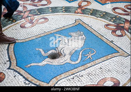 Mosaik im Boden mit dem Wappen der Nachbarstadt Turin in der Mailänder Galleria Vittorio Emanuele II Stockfoto