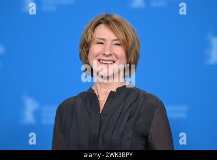 18. Februar 2024, Berlin: Corinna Harfouch, Schauspielerin, während des Fotoaufrufs für den Film Sterben. Die 74. Internationalen Filmfestspiele Berlin finden vom 15. Bis 25. Februar 2024 statt. Foto: Jens Kalaene/dpa Stockfoto