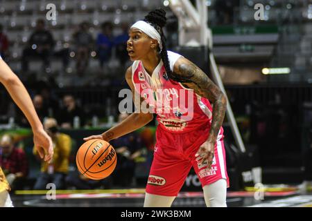 Robyn Parks of Famila Basket in Aktion während des FrecciaRossa FinalAcht - Endspiel zwischen Umana Reyer Venezia Femminile und Famila Wuber Schio Basket femminile in PalaAlpitour, Turin bei Frecciarossa FinalEight 2024 - Endspiel - Umana Reyer Venezia gegen Famila Weber Schio, Basketball italienischer Frauen-Cup-Spiel in Turin, Italien, 18. Februar 2024 Stockfoto