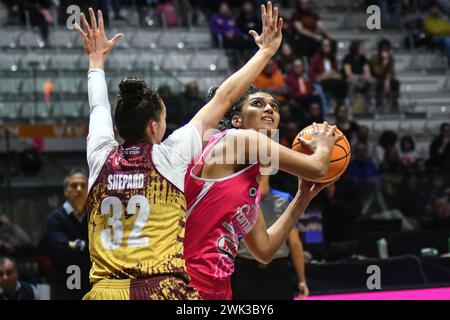 Robyn Parks of Famila Basket in Aktion während des FrecciaRossa FinalAcht - Endspiel zwischen Umana Reyer Venezia Femminile und Famila Wuber Schio Basket femminile in PalaAlpitour, Turin bei Frecciarossa FinalEight 2024 - Endspiel - Umana Reyer Venezia gegen Famila Weber Schio, Basketball italienischer Frauen-Cup-Spiel in Turin, Italien, 18. Februar 2024 Stockfoto