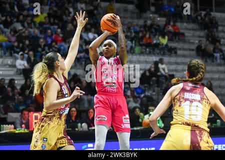 Robyn Parks of Famila Basket in Aktion während des FrecciaRossa FinalAcht - Endspiel zwischen Umana Reyer Venezia Femminile und Famila Wuber Schio Basket femminile in PalaAlpitour, Turin bei Frecciarossa FinalEight 2024 - Endspiel - Umana Reyer Venezia gegen Famila Weber Schio, Basketball italienischer Frauen-Cup-Spiel in Turin, Italien, 18. Februar 2024 Stockfoto