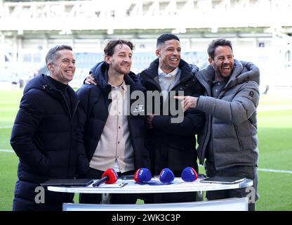 Luton, Großbritannien. Februar 2024. Sky-Moderator Dave Jones, Tom Lockyer aus Luton Town mit dem ehemaligen Spieler Curtis Davies und Jamie Redknapp während des Premier League-Spiels in der Kenilworth Road, Luton. Der Bildnachweis sollte lauten: David Klein/Sportimage Credit: Sportimage Ltd/Alamy Live News Stockfoto