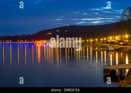 Der Baldeneysee, beleuchtetes Stauwehr, Seepromenade, Schleuse, Links und Wasserkraftwerk, Stausee der Ruhr in Essen, NRW, Deutschland, Baldeneysee beleuchtet *** Baldeney See, beleuchtetes Wehr, Seepromenade, Schleuse, linkes und Wasserkraftwerk, Stausee des Ruhrgebiets in Essen, NRW, Deutschland, Baldeney See beleuchtet Stockfoto