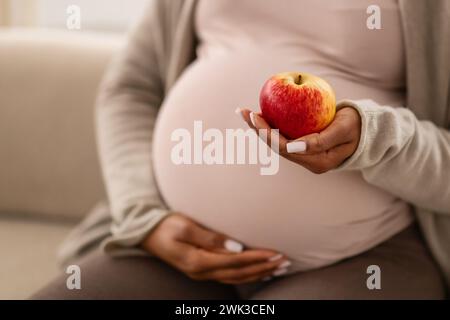 Eine afroamerikanerin, die Apfel hält Stockfoto
