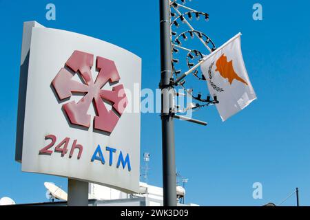 Logo der Laiki Bank und Flagge von Zypern in den Straßen von Nikosia. Stockfoto